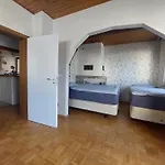 Stay, 3 Minutes To Kastel Train Station شقة